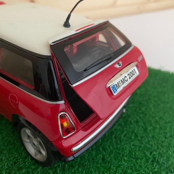 2001 Mini Cooper 1:18 Scale Diecast Model Car Classic Collectible Red Motor Max - Picture 6 of 11